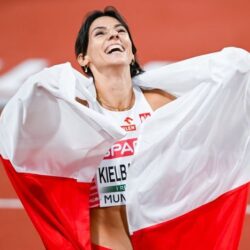 Anna Kiełbasińska mówczyni motywacyjna power speech zjęcie z flagą polski